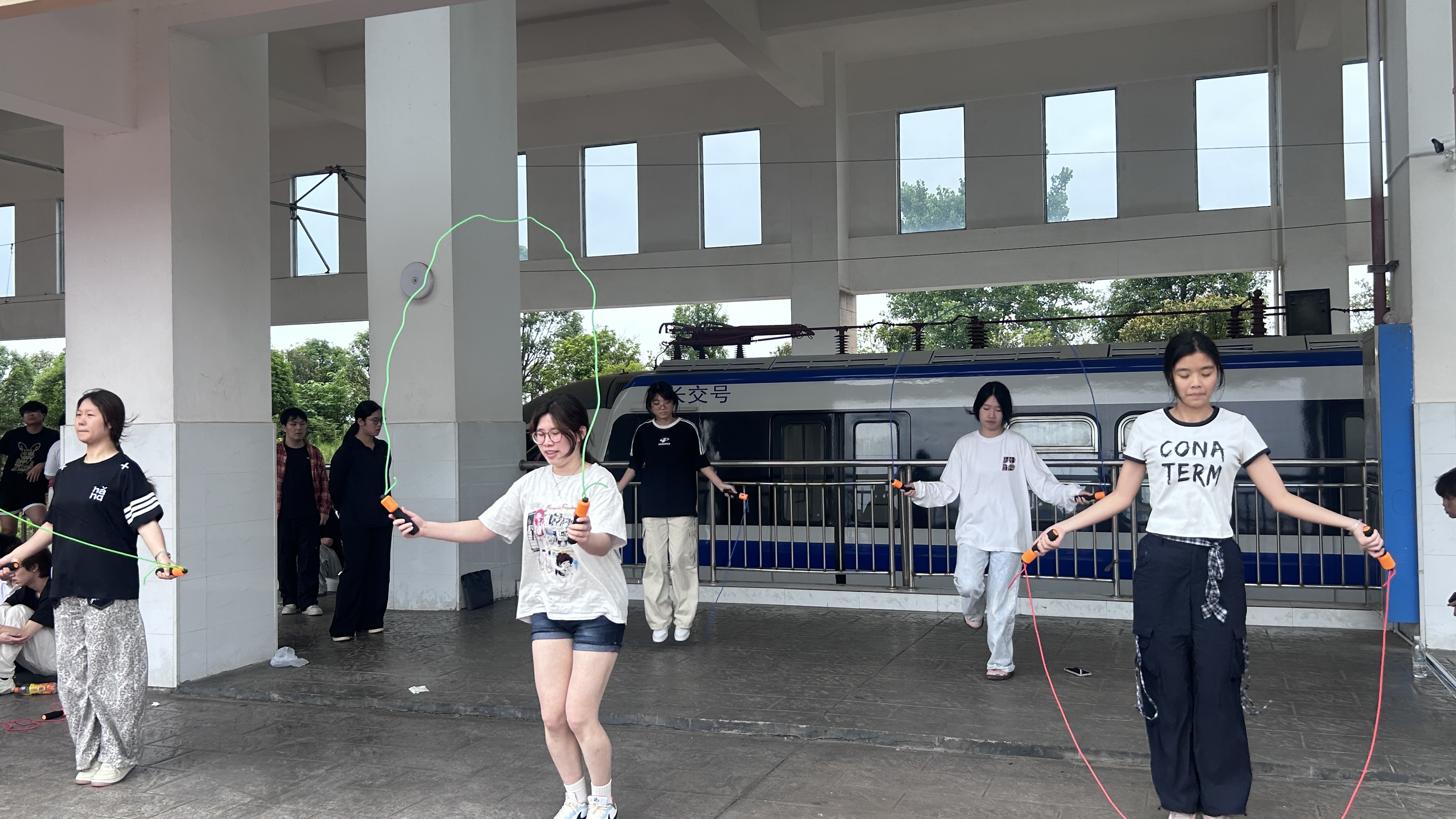绳彩飞扬绽活力 班级聚力燃青春